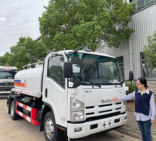 China_Isuzu_3000l_5000L_water_tanker_truck-1