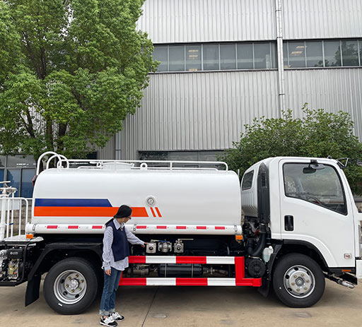 China_Isuzu_3000l_5000L_water_tanker_truck-2