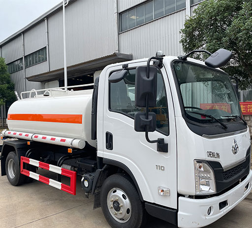 China_new_dongfeng_5000L_water_sprinkler_truck-1