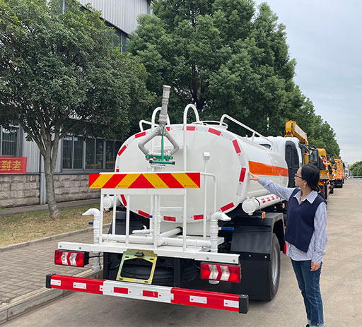 China_new_dongfeng_5000L_water_sprinkler_truck-2