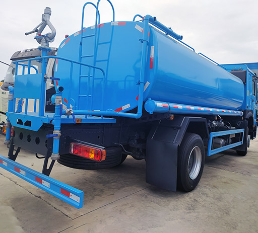 EURO2_Howo_20000_L_water_tank_truck-1