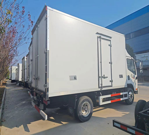 FAW_4.2m_refrigerator_truck-2