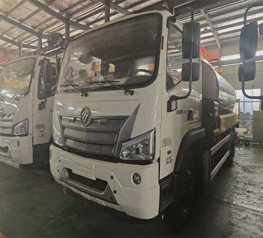 Foton_8cbm_bitumen_distributor_truck-1