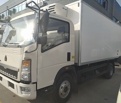 HOWO_15_m³_small_refrigerator_truck-1