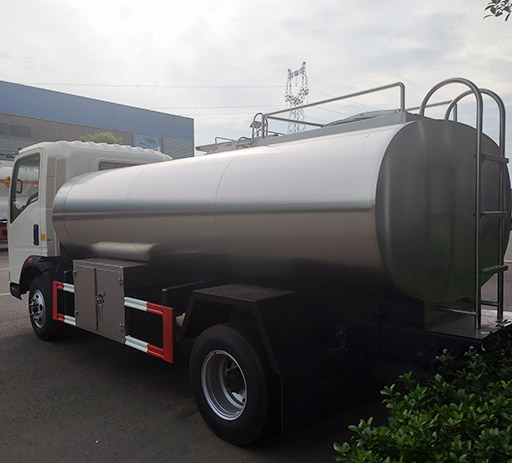 HOWO_5000l_milk_tank_truck-2