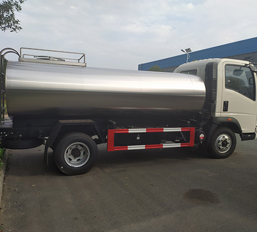 HOWO_5000l_milk_tank_truck-3