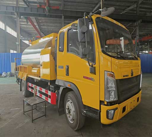 HOWO_8cbm_bitument_distributor_truck-2