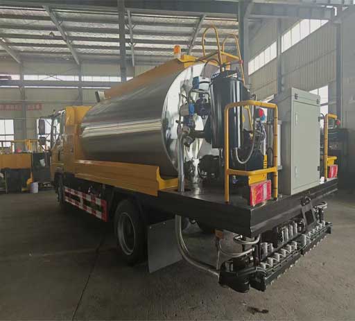 HOWO_8cbm_bitument_distributor_truck-4