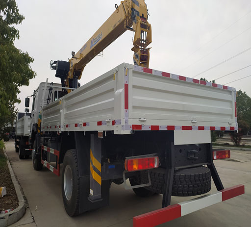 Howo_44__xcmg_8ton_truck_mounted_crane-2