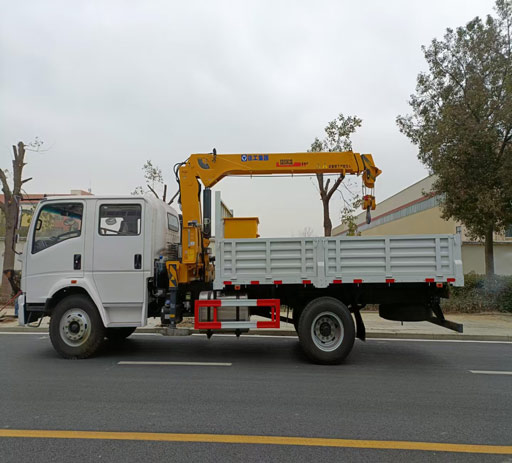 Howo_crew_cab_xcmg_5ton_truck_mounted_crane-2