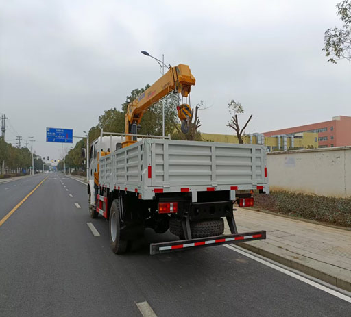 Howo_crew_cab_xcmg_5ton_truck_mounted_crane-3