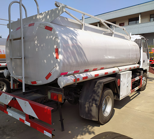 Isuzu_5000L_small_fuel_tanker_truck-3