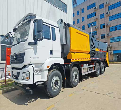 Shacman_129_cbm_bitumen_and_chipping_distributor_truck-1