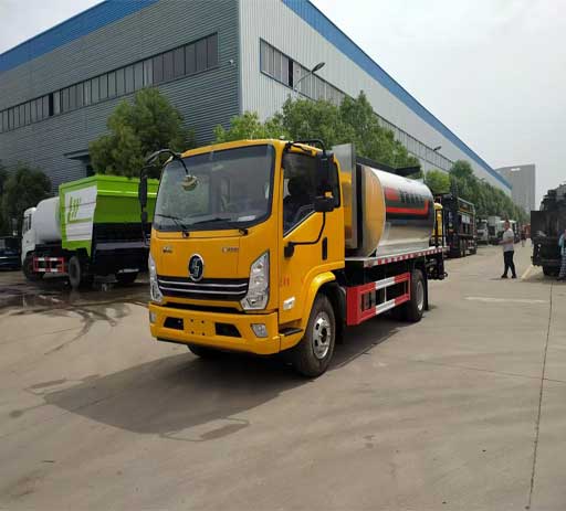 Shacman_6cbm_bitumen_distributor_truck-1