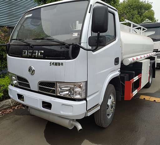 euro2_diesel_engine_dongfeng_5000L_oil_tank_truck-1