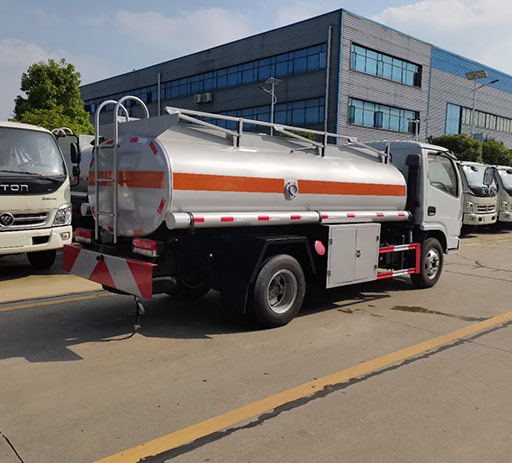 euro2_diesel_engine_dongfeng_5000L_oil_tank_truck-3