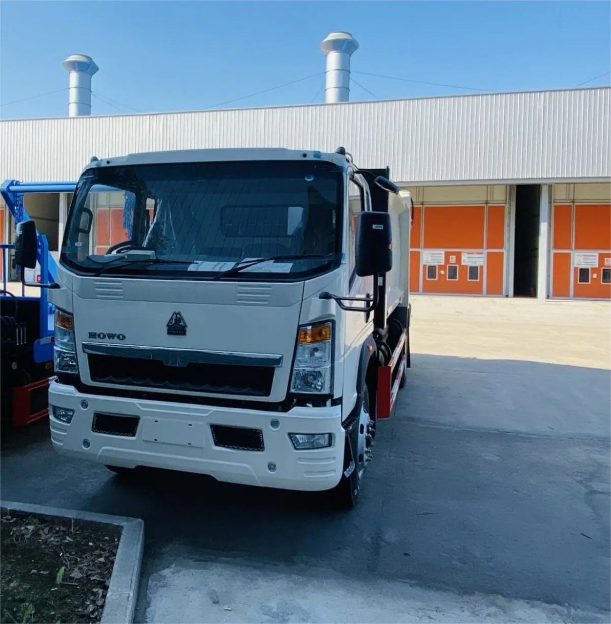 HOWO 6 CBM 4X2 Rear Loader Garbage Truck 4