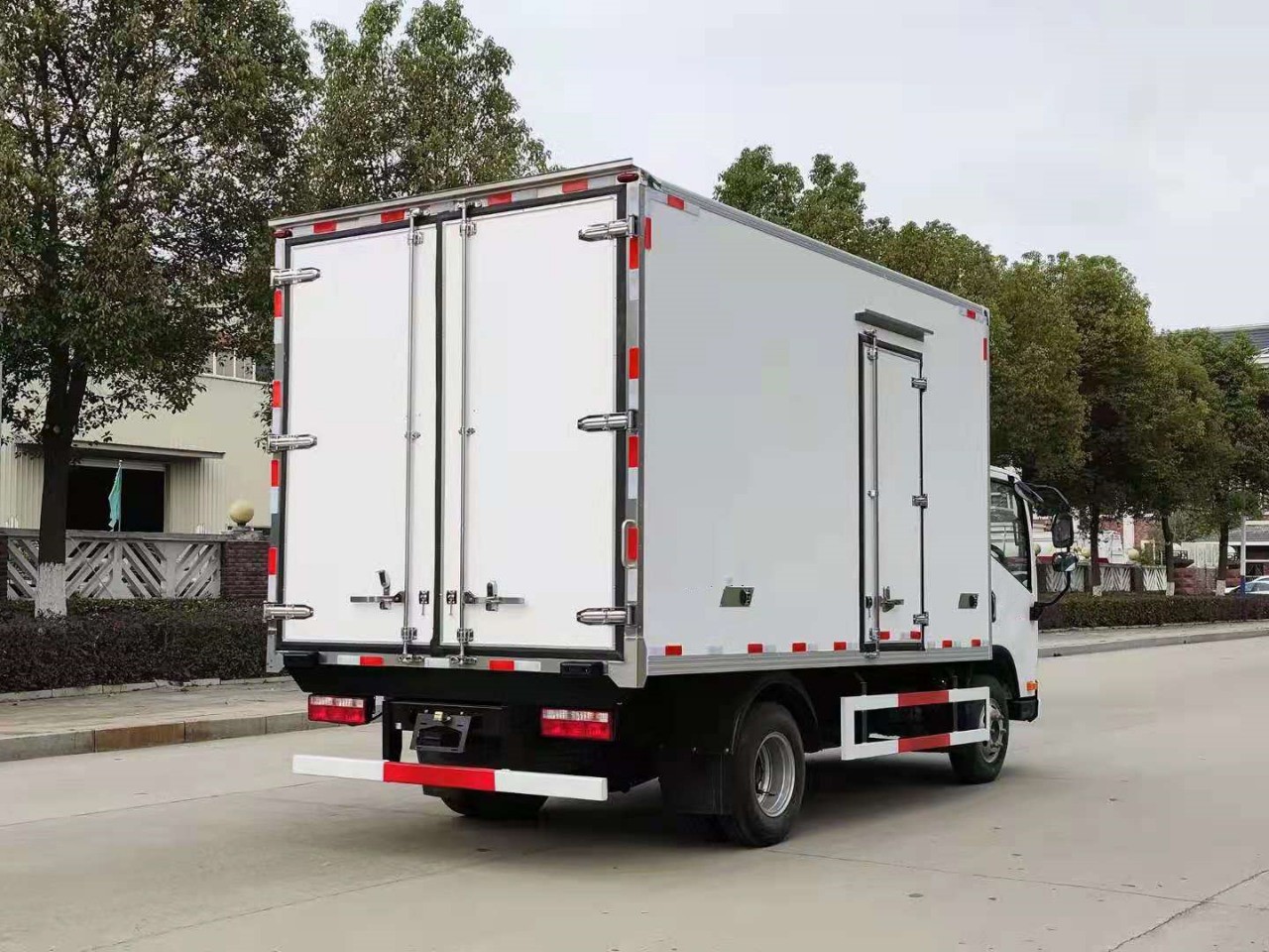 Light Weight Refrigerated Truck 18 CBM 3 Light Weight Refrigerated Truck 18 CBM 3