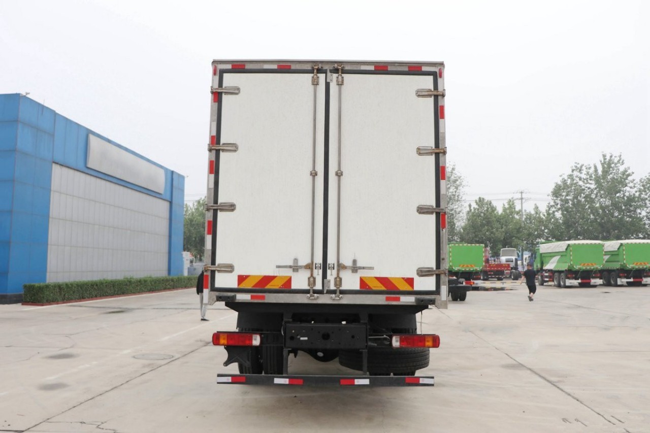 8 Wheelers 69 CBM Refrigerated Truck 8 8 Wheelers 69 CBM Refrigerated Truck 8