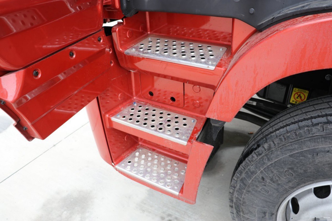 8 Wheelers 69 CBM Refrigerated Truck 11 8 Wheelers 69 CBM Refrigerated Truck 11