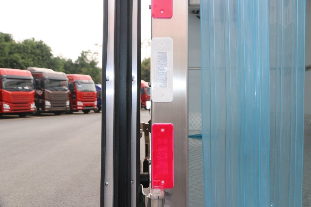 ISUZU KV600 17 CBM Refrigerated Box Truck 8