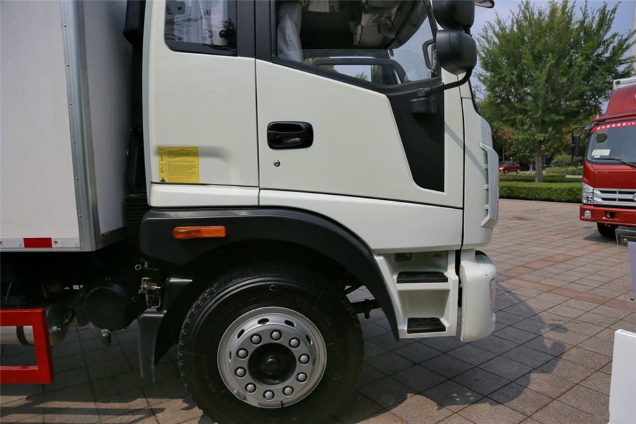 6 Wheelers 37 CBM Refrigerated Box Truck 7 6 Wheelers 37 CBM Refrigerated Box Truck 7