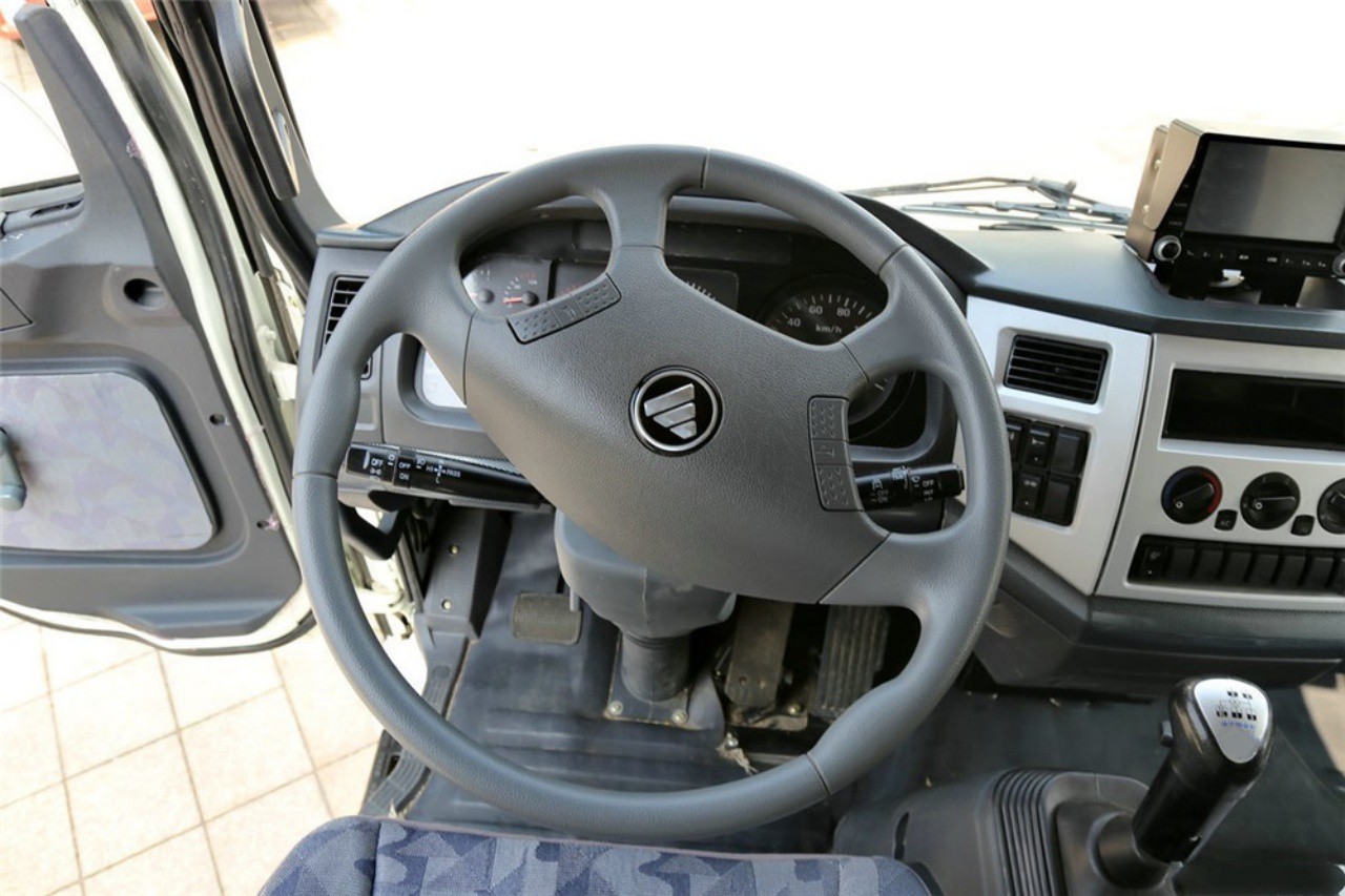 6 Wheelers 37 CBM Refrigerated Box Truck 12 6 Wheelers 37 CBM Refrigerated Box Truck 12