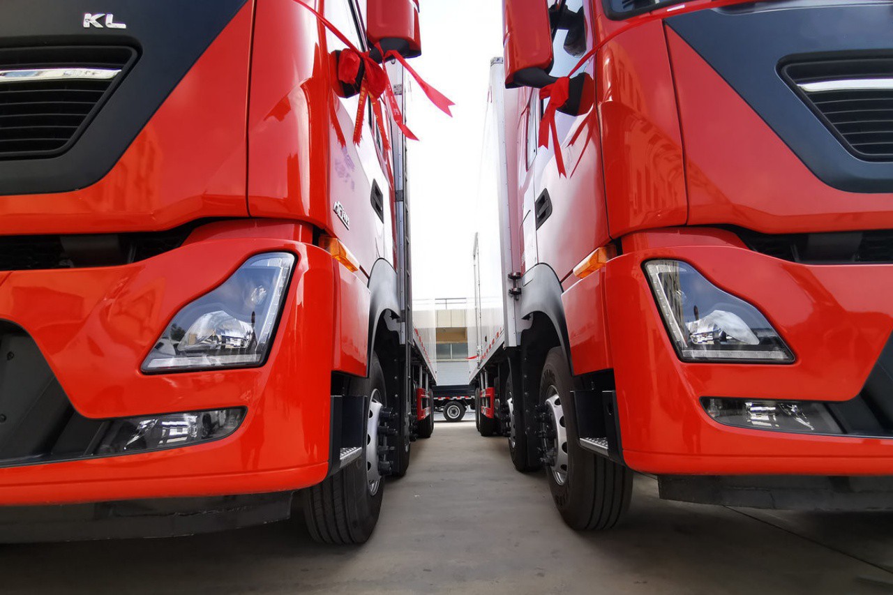 12 Wheelers 56 CBM Refrigerated Box Truck 7