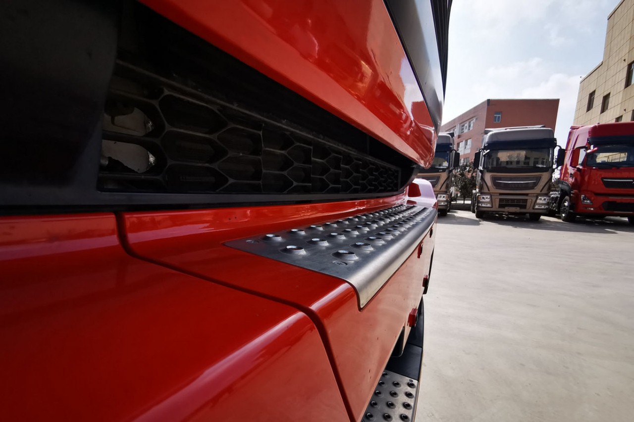12 Wheelers 56 CBM Refrigerated Box Truck 8