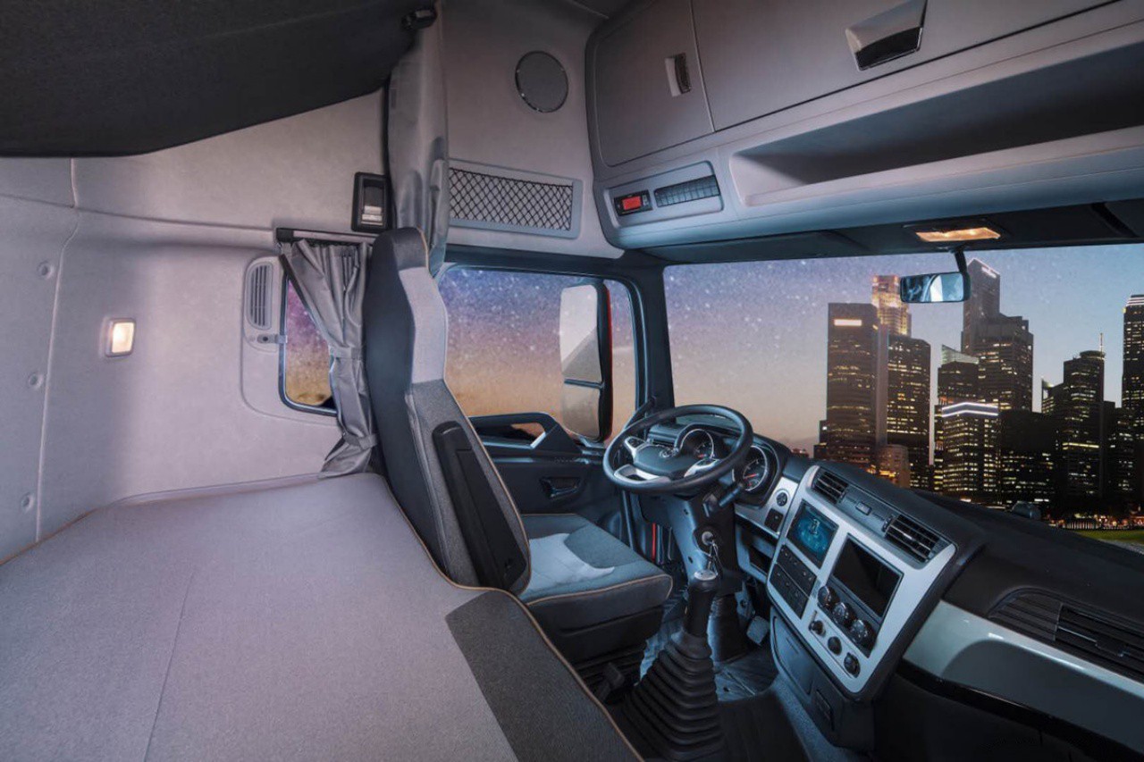 12 Wheelers 56 CBM Refrigerated Box Truck 9