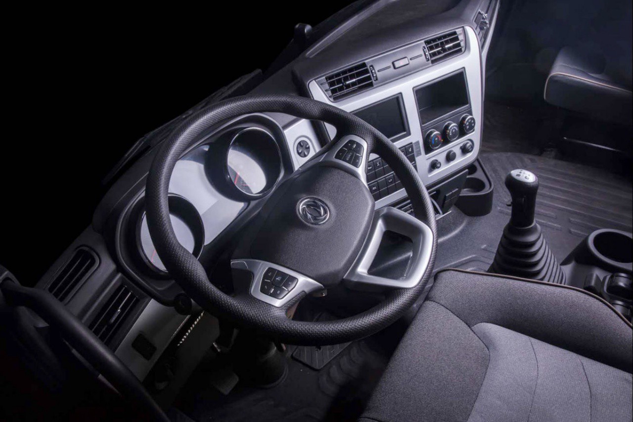 12 Wheelers 56 CBM Refrigerated Box Truck 11