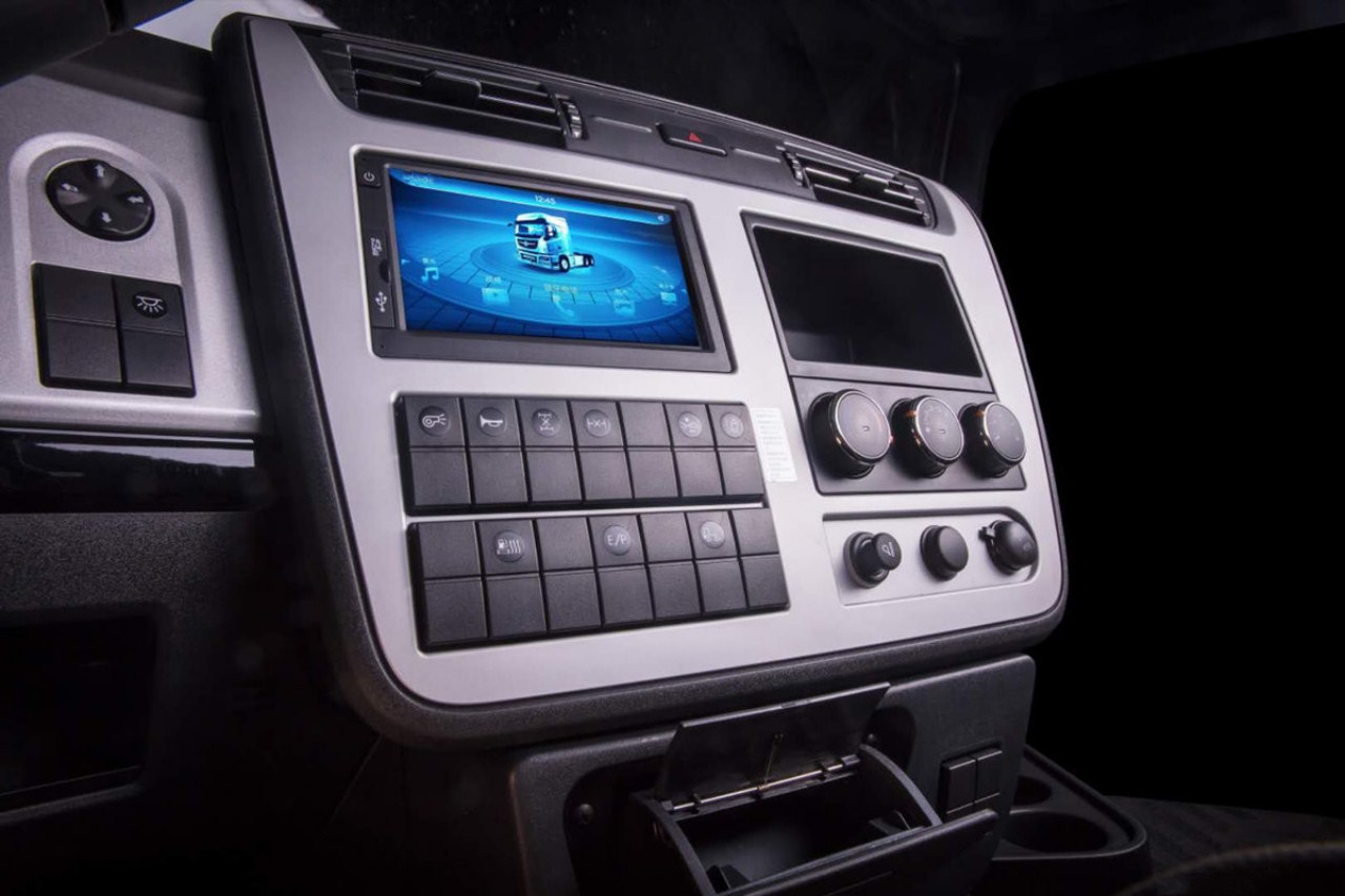 12 Wheelers 56 CBM Refrigerated Box Truck 14