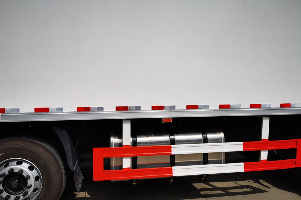 12 Wheelers 56 CBM Refrigerated Box Truck 18