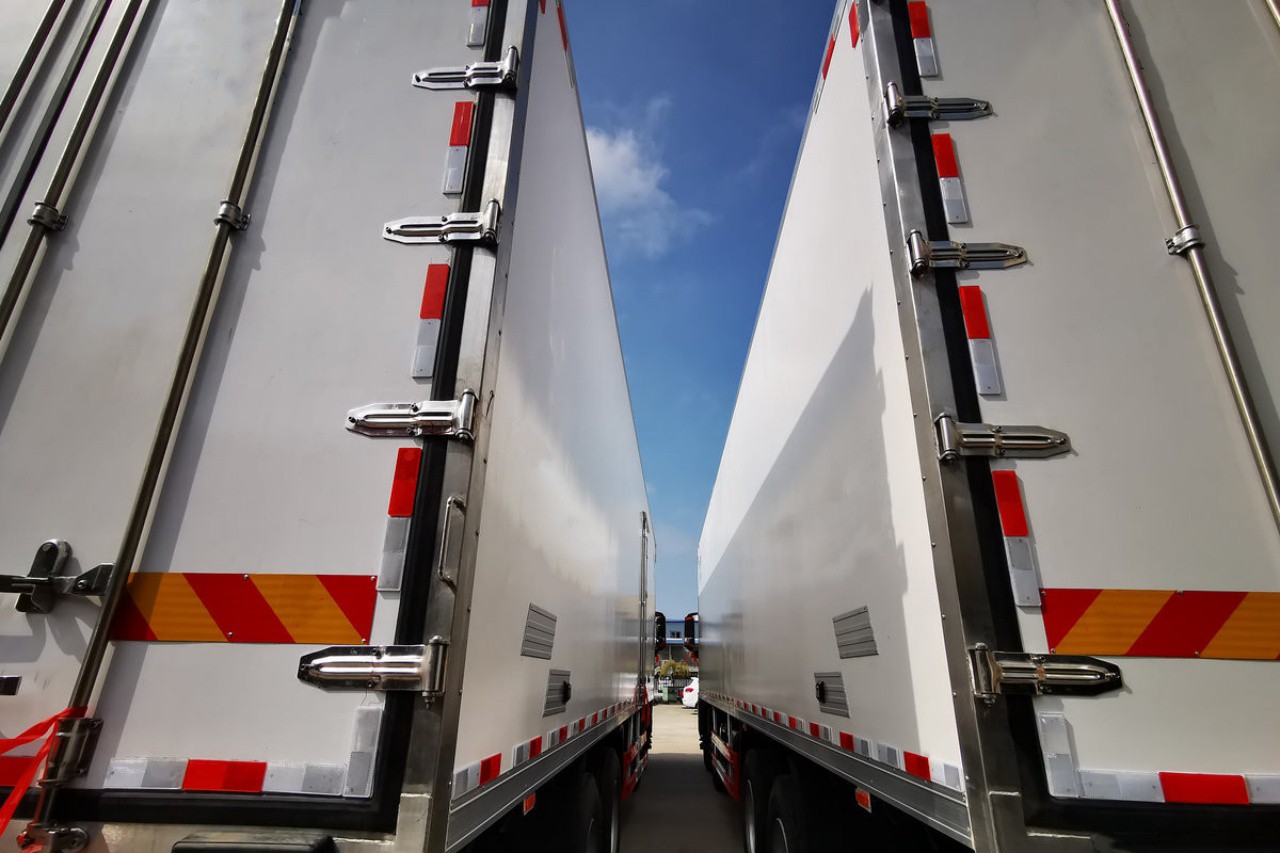 12 Wheelers 56 CBM Refrigerated Box Truck 19