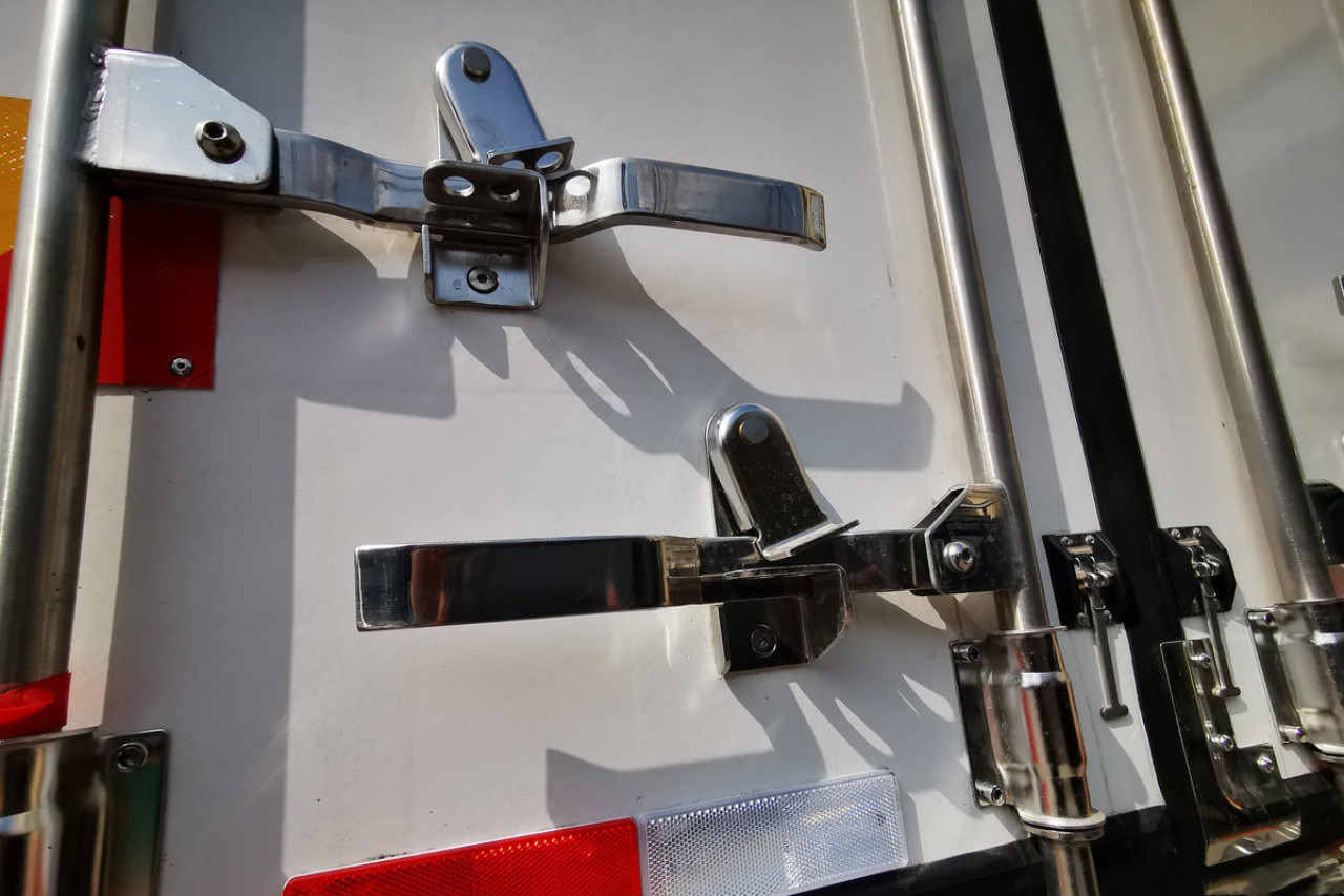 12 Wheelers 56 CBM Refrigerated Box Truck 20